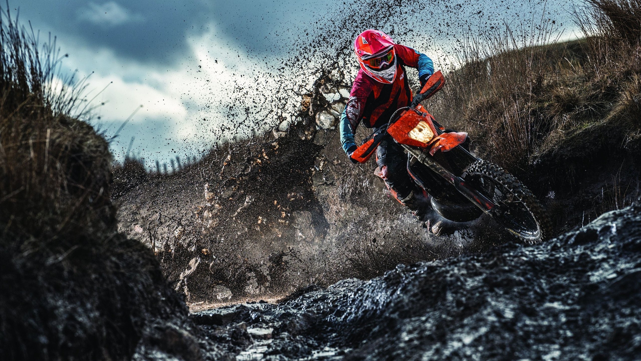 开云APP-赛道双雄记，阿斯顿马丁强势碾压迈凯伦，周冠宇创历史性突破重塑F1格局